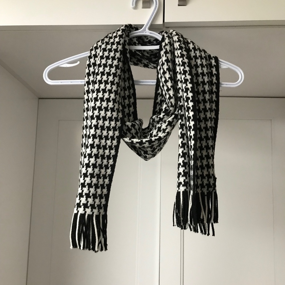 Black and White Houndstooth Fringed Scarf